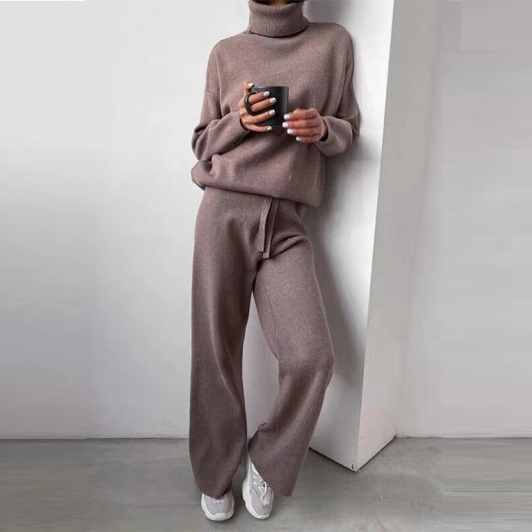 Set Giulia para mujer, incluye suéter de cuello alto y pantalón largo, perfecto para el invierno, disponible en Sofia Barcelona
