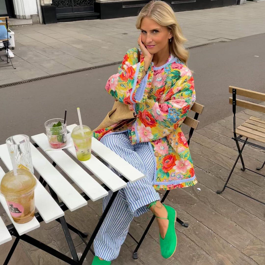 Chaqueta Honorine para mujer con estampados únicos y diseño elegante, disponible en Sofia Barcelona