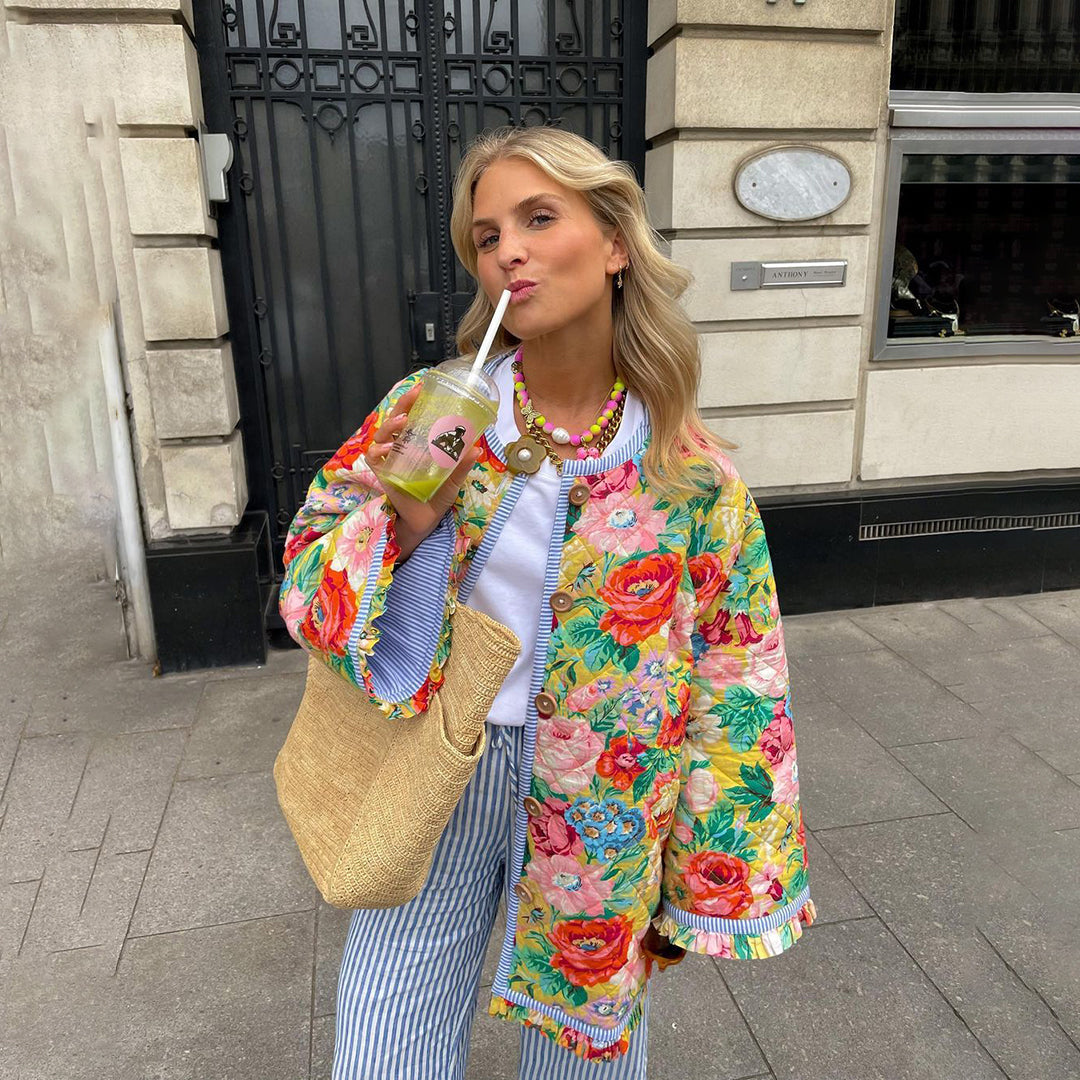 Chaqueta Honorine para mujer con estampados únicos y diseño elegante, disponible en Sofia Barcelona