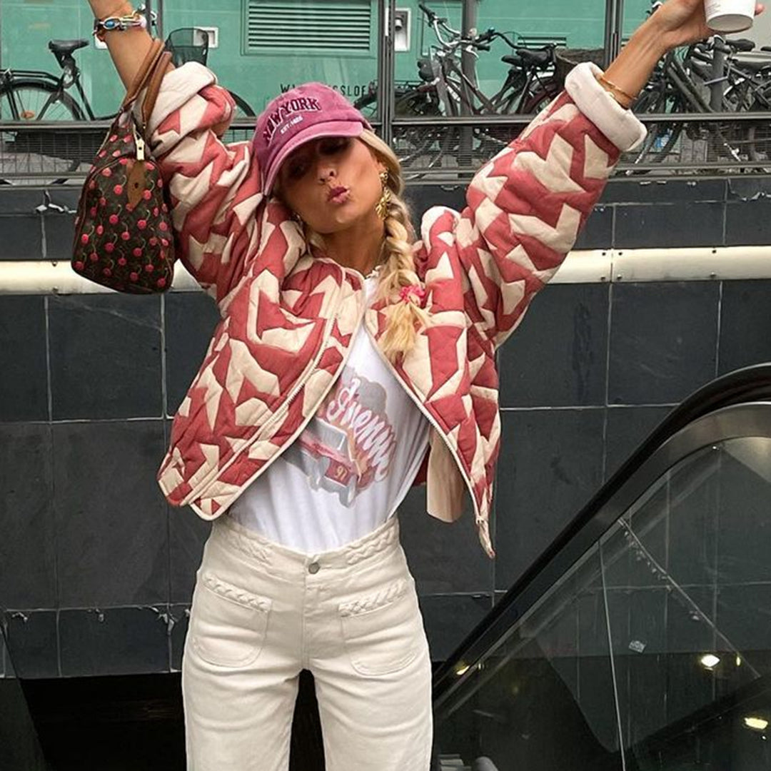 Chaqueta Honorine para mujer con estampados únicos y diseño elegante, disponible en Sofia Barcelona