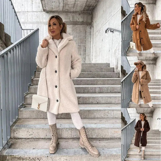 Abrigo largo Arvia para mujer con material teddy, ideal para invierno, disponible en Sofia Barcelona