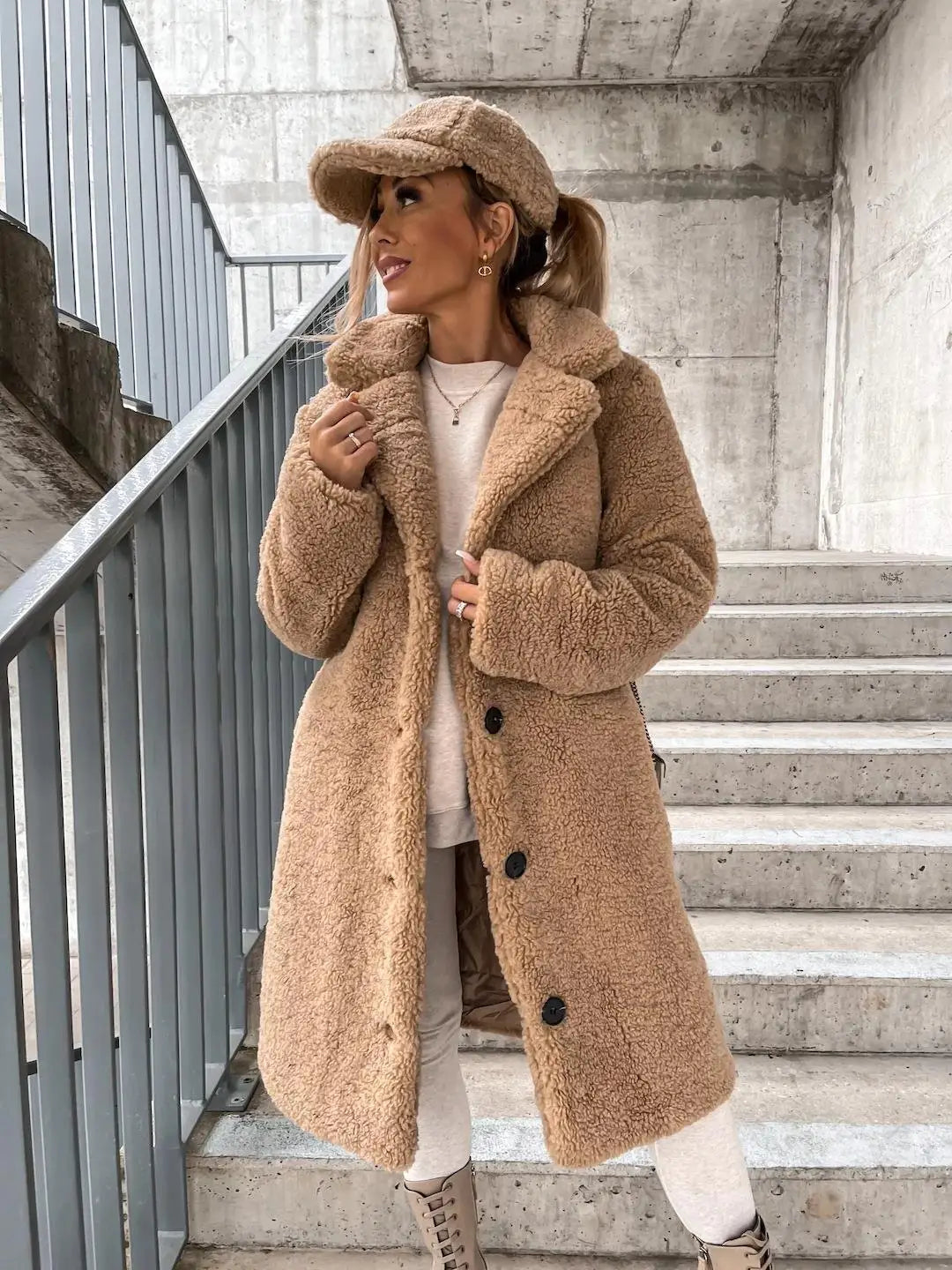 Abrigo largo Arvia para mujer con material teddy, ideal para invierno, disponible en Sofia Barcelona