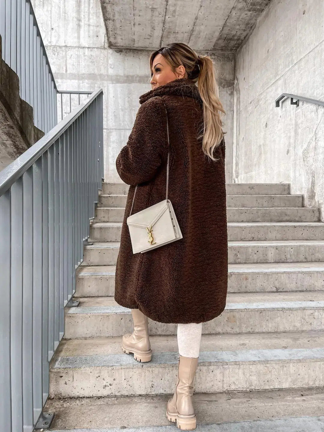 Abrigo largo Arvia para mujer con material teddy, ideal para invierno, disponible en Sofia Barcelona