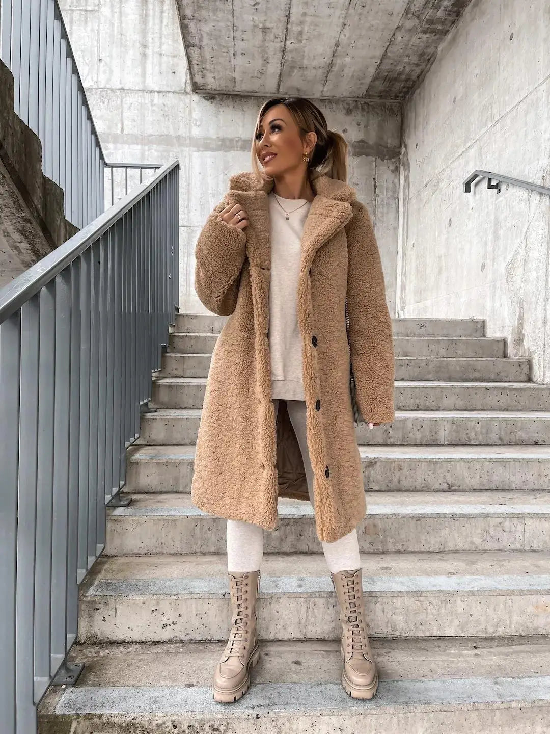 Abrigo largo Arvia para mujer con material teddy, ideal para invierno, disponible en Sofia Barcelona