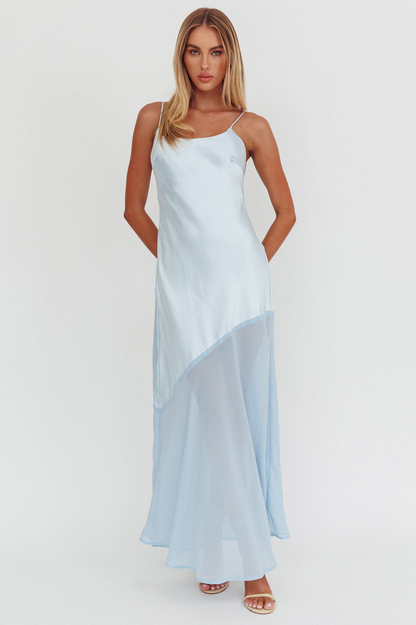 Isabela™ vestido largo elegante con escote en V, caída fluida y silueta femenina para mujer