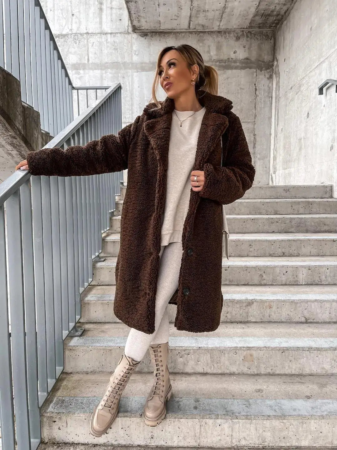 Abrigo largo Arvia para mujer con material teddy, ideal para invierno, disponible en Sofia Barcelona