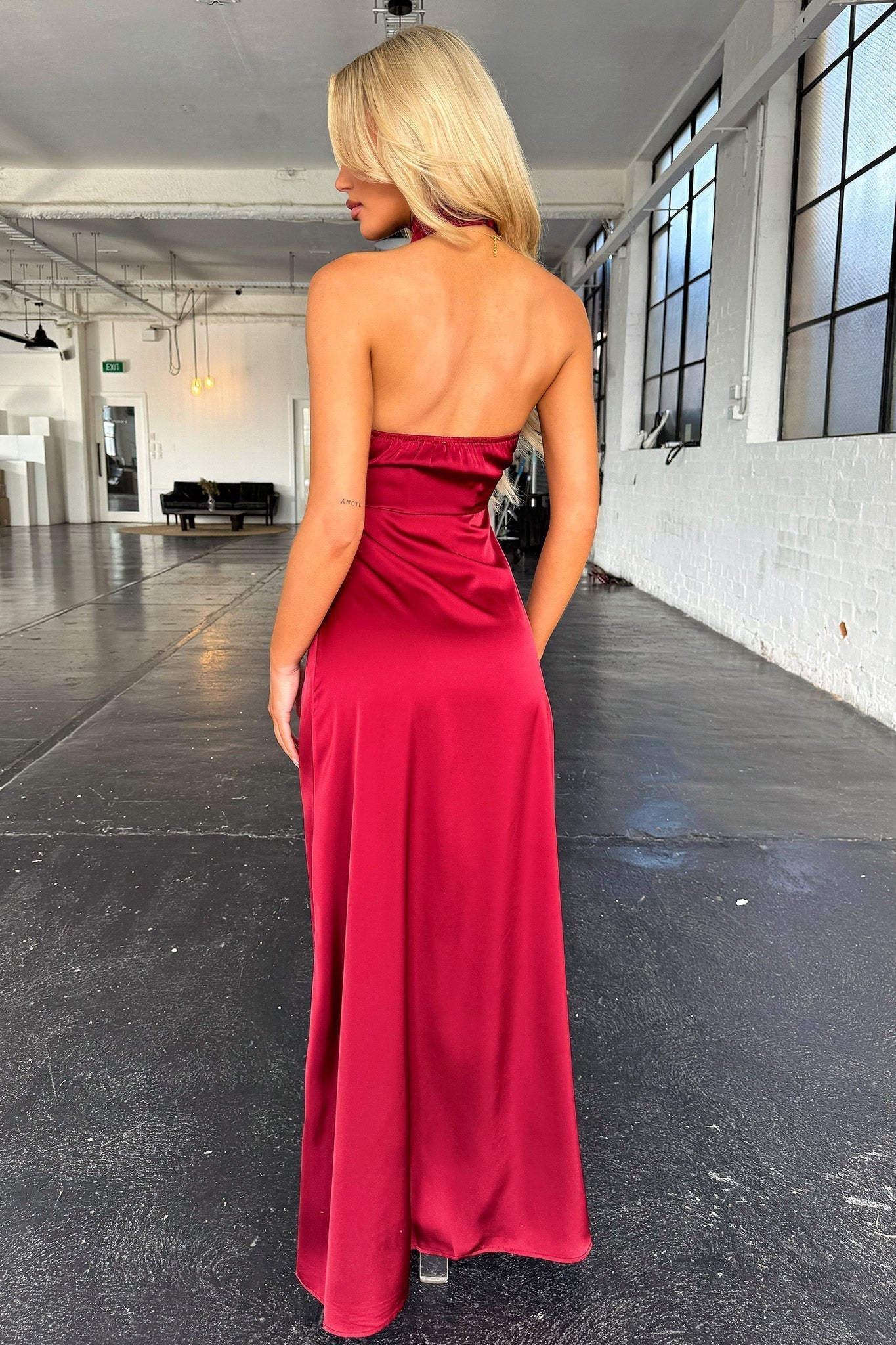 Vestido Maxi Arabelle elegante con cuello alto y split lateral