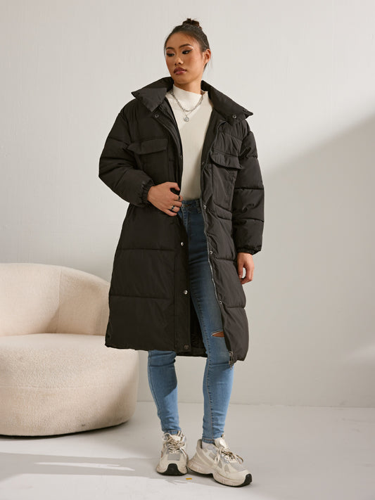 Abrigo largo Elena Luxe para mujer en color negro, con relleno suave y corte elegante
