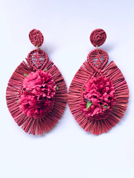 Pendientes Zahara™ grandes y artesanales de fibra natural de palma con flores en tono cardenal