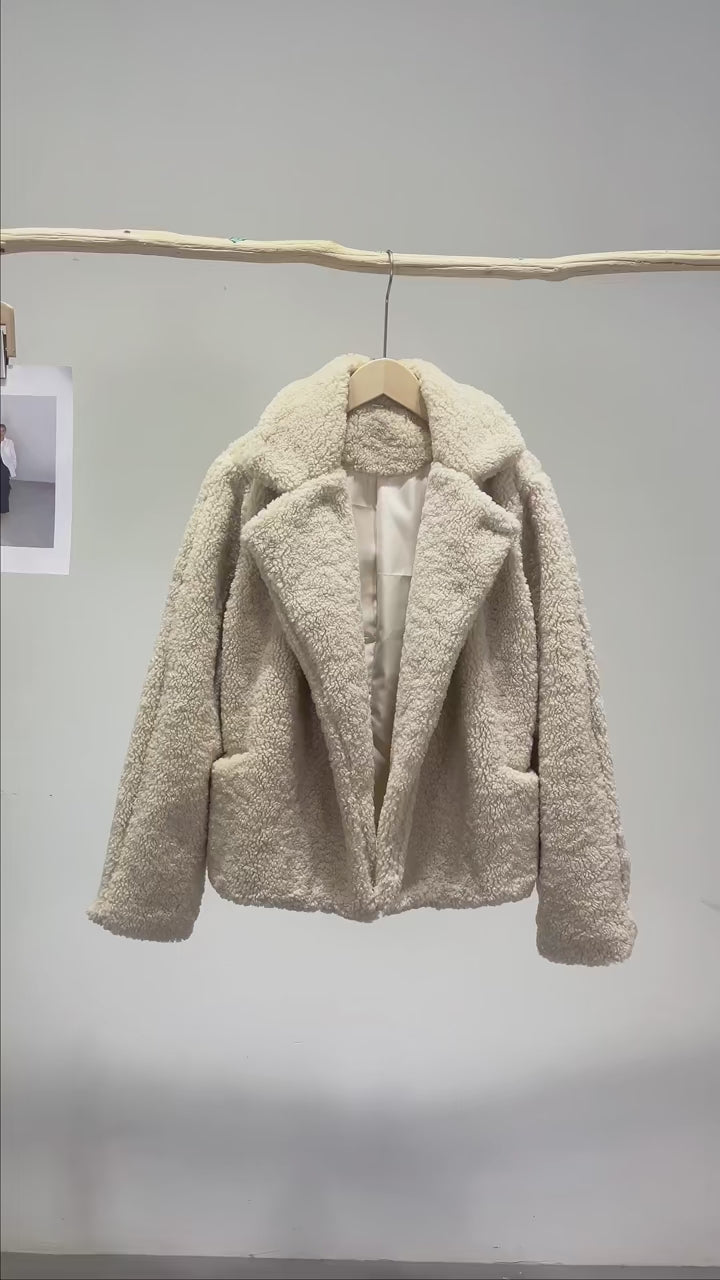 Abrigo oversized Elle para mujer en pluche suave, ideal para invierno con estilo y calidez
