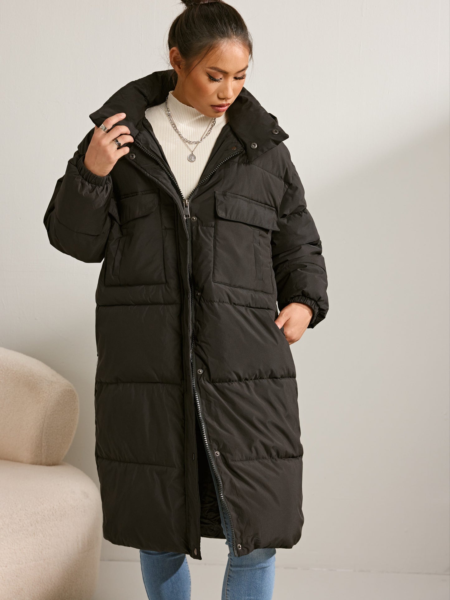 Abrigo largo Elena Luxe para mujer en color negro, con relleno suave y corte elegante