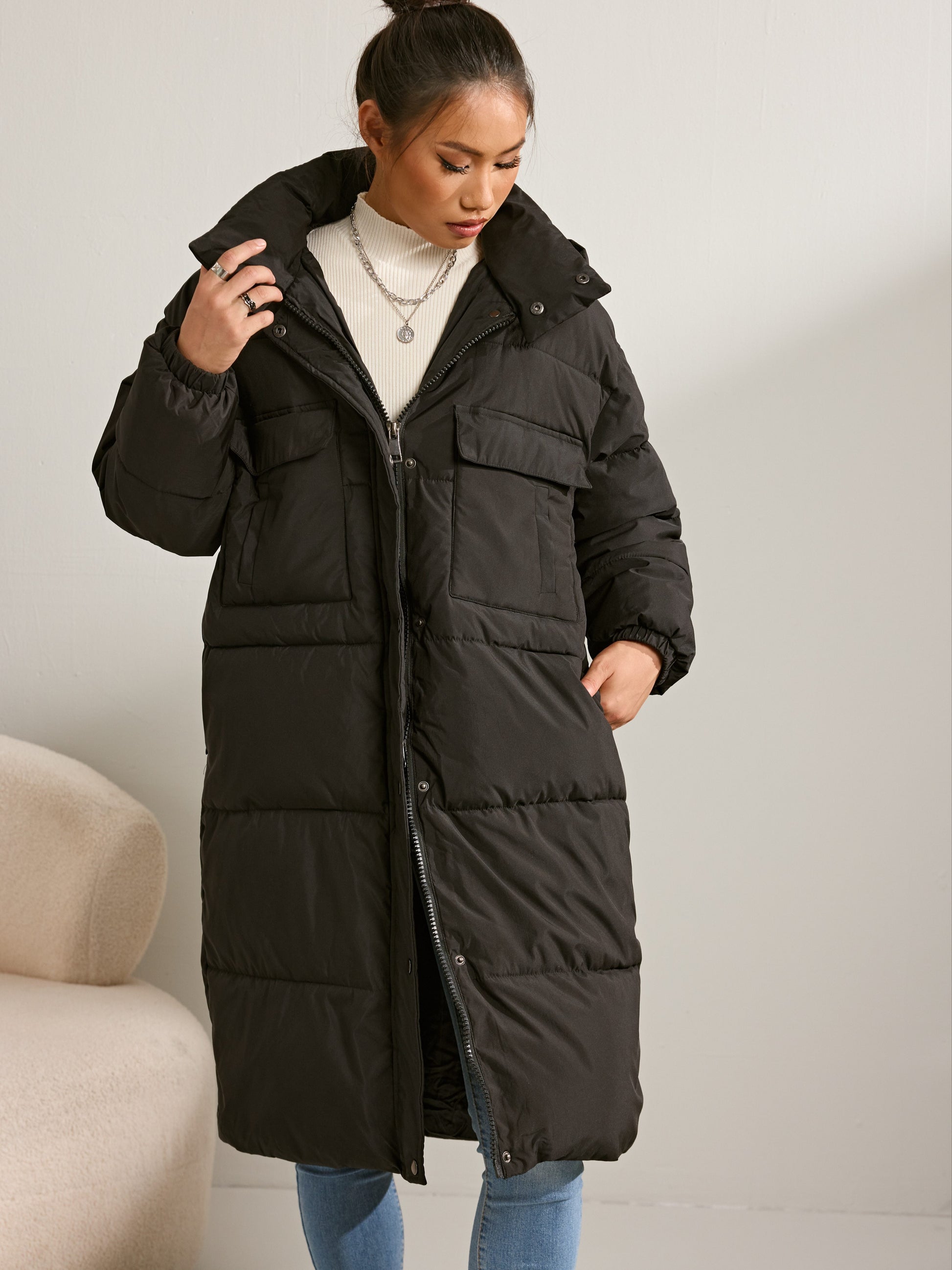 Abrigo largo Elena Luxe para mujer en color negro, con relleno suave y corte elegante