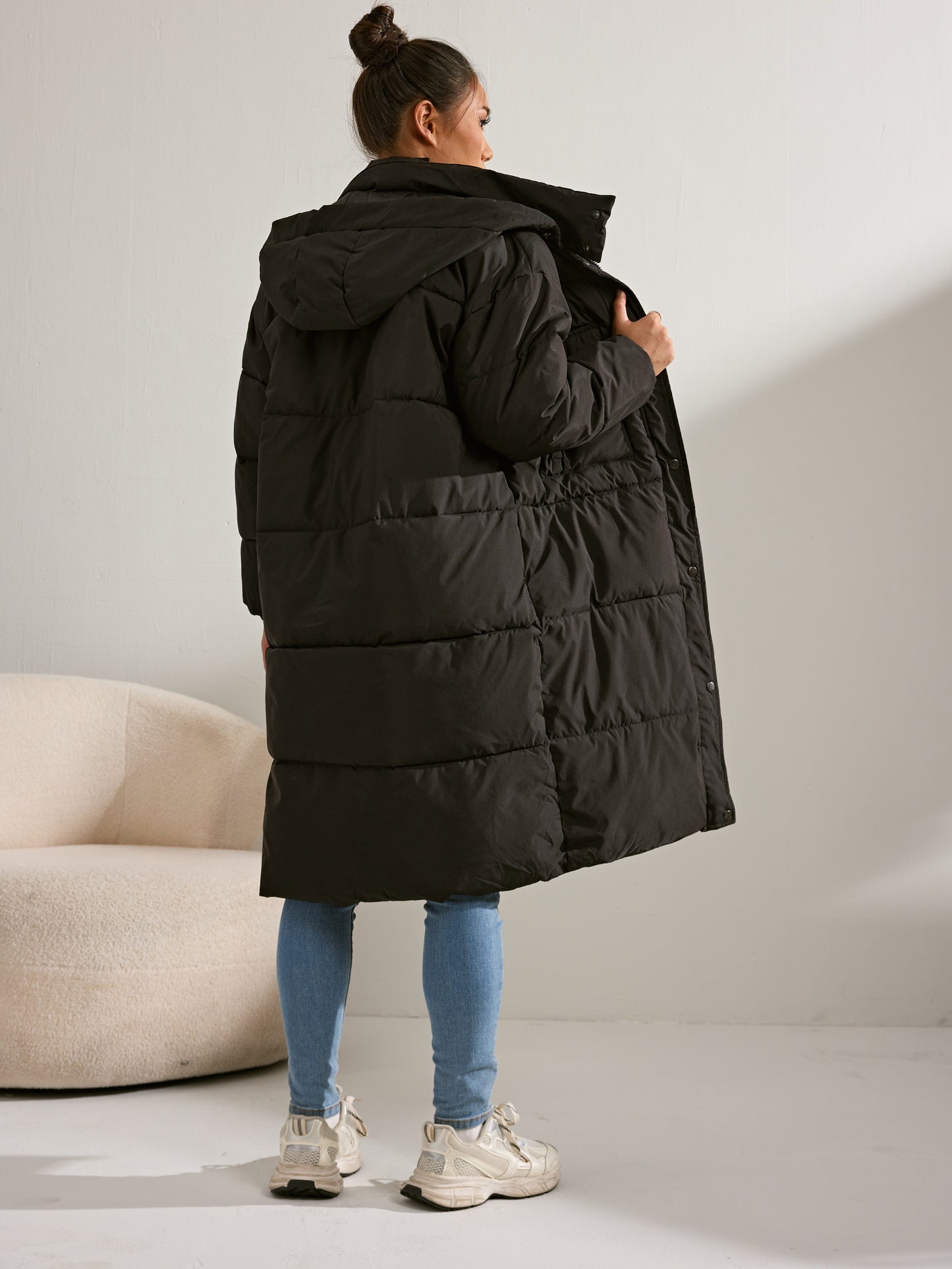Abrigo largo Elena Luxe para mujer en color negro, con relleno suave y corte elegante