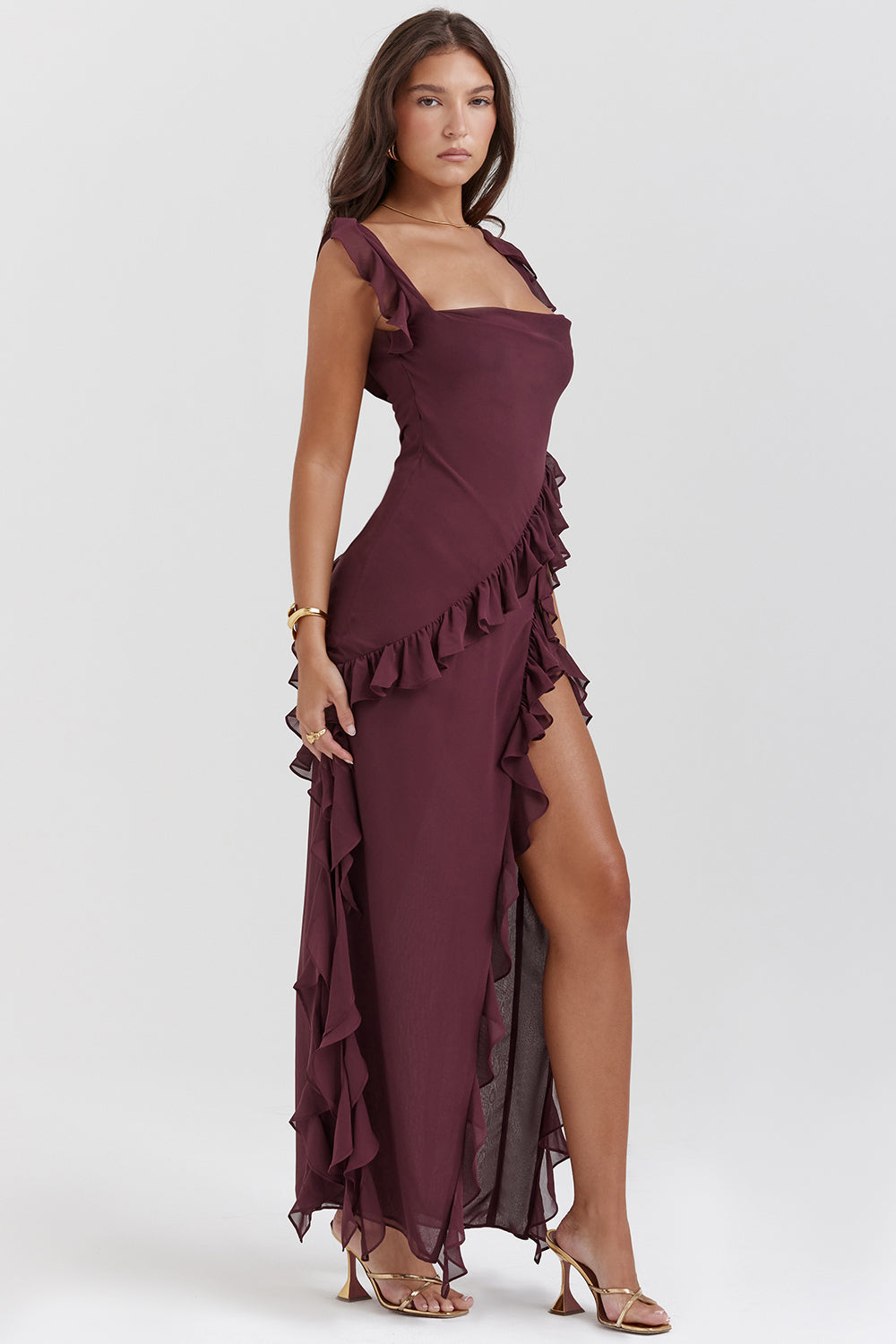 Vestido elegante Gabriella para mujer con split alto y detalles de ruches