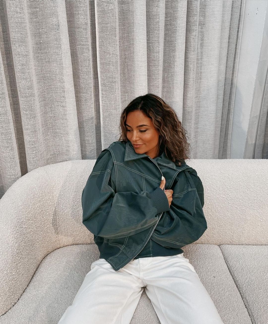 Chaqueta bomber de cuero Clementine para mujer con diseño clásico y moderno