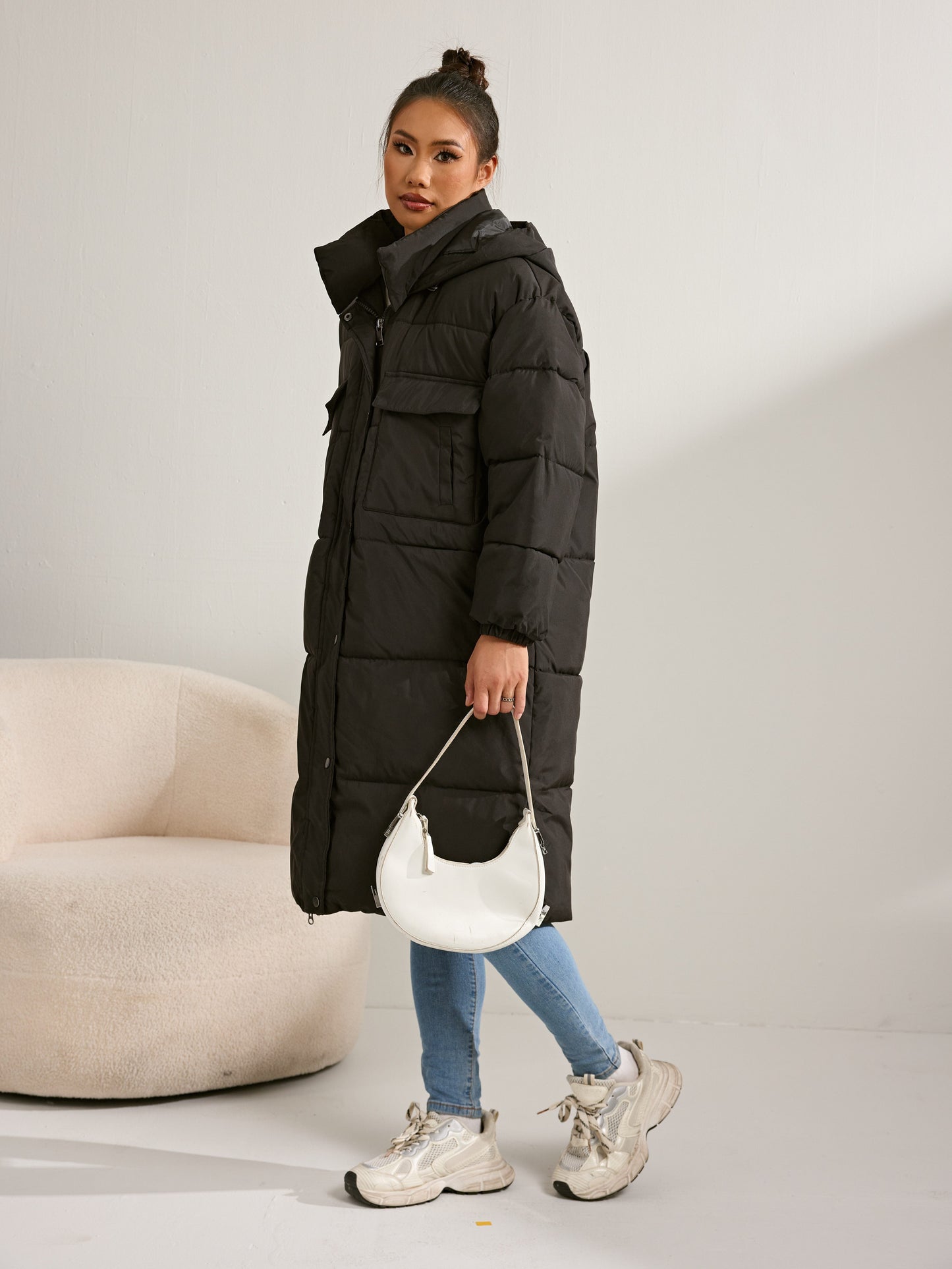Abrigo largo Elena Luxe para mujer en color negro, con relleno suave y corte elegante