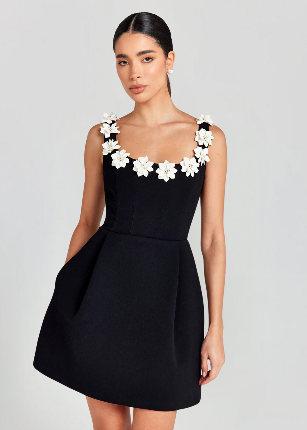 Alyssa vestido mini con bordado floral elegante para mujer