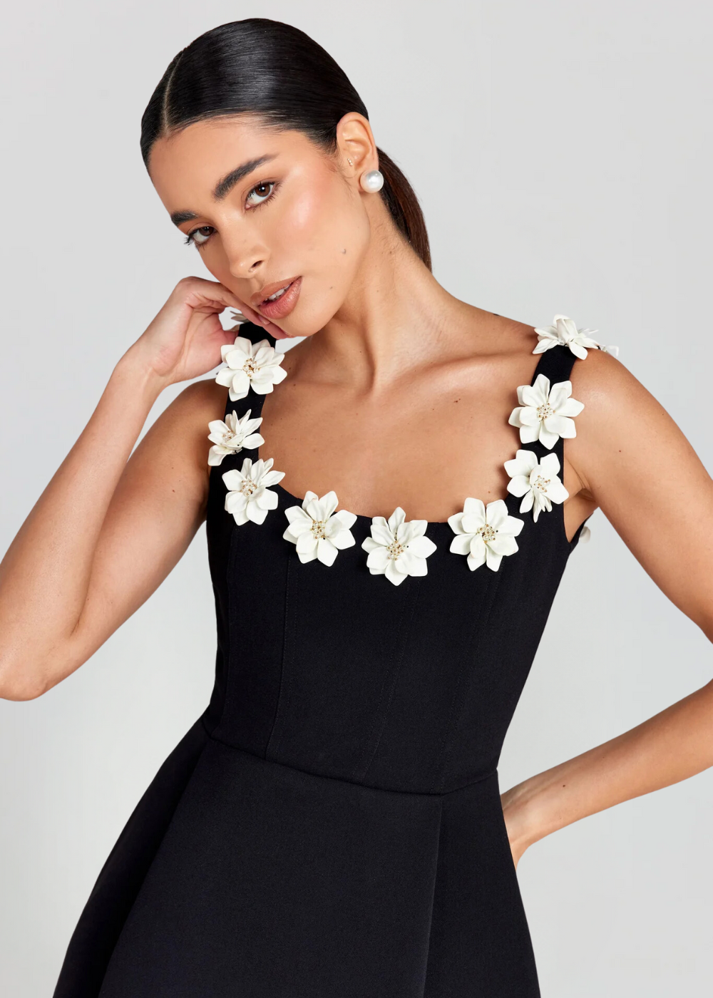 Alyssa vestido mini con bordado floral elegante para mujer