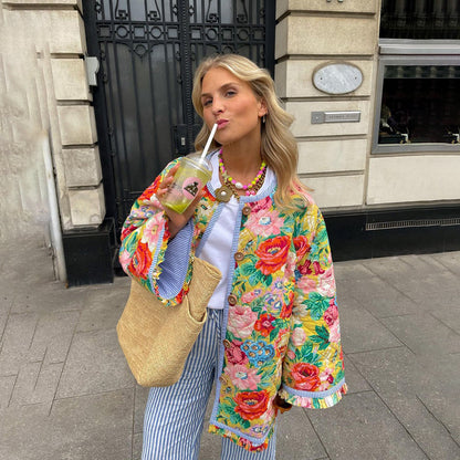 Chaqueta Honorine para mujer con estampados únicos y diseño elegante, disponible en Sofia Barcelona