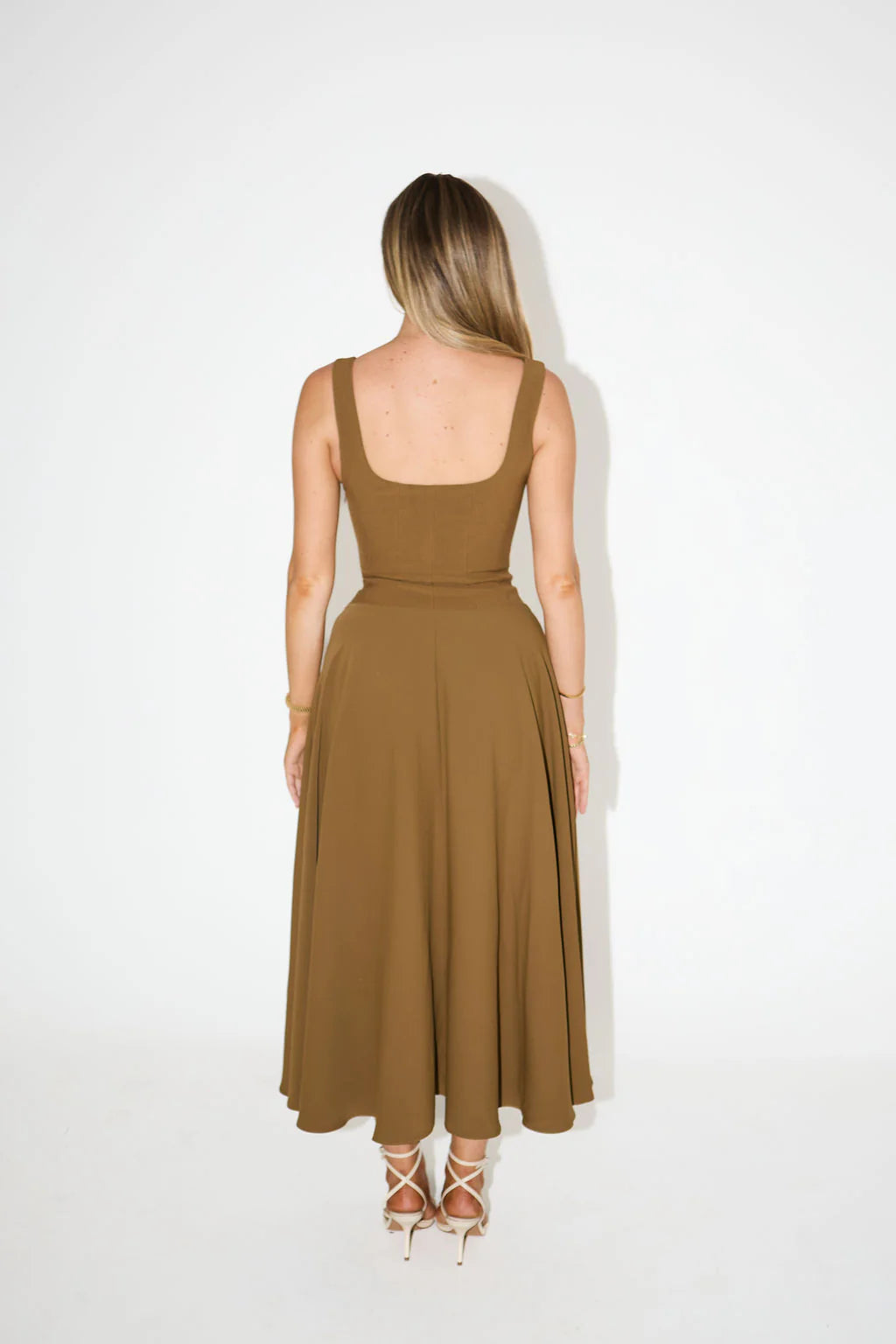 Vestido Largo con Tirantes Ajustables – Frescura y Estilo Natural – Mina