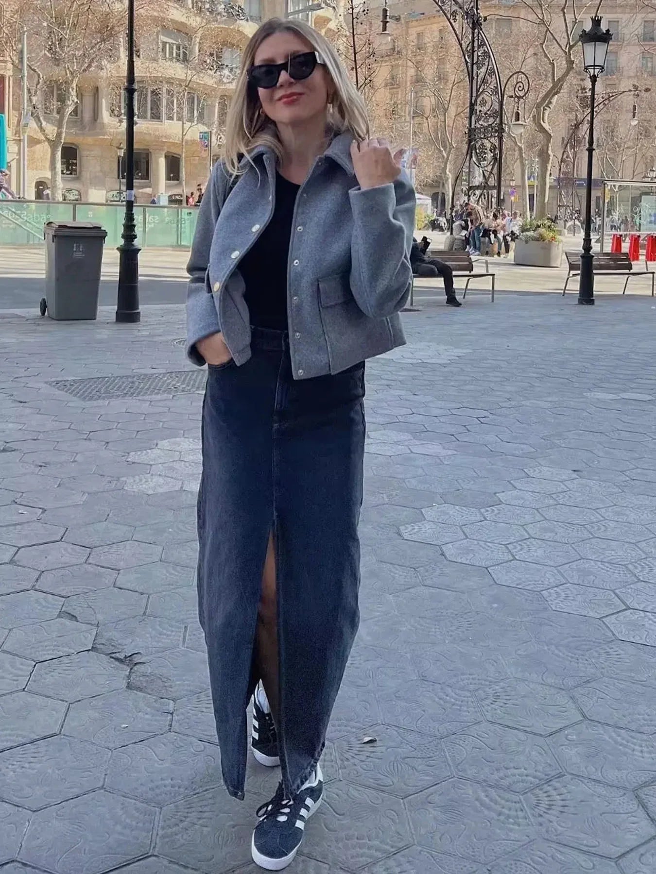 Chaqueta cropped Grazia para mujer, elegante y moderna, disponible en Sofia Barcelona