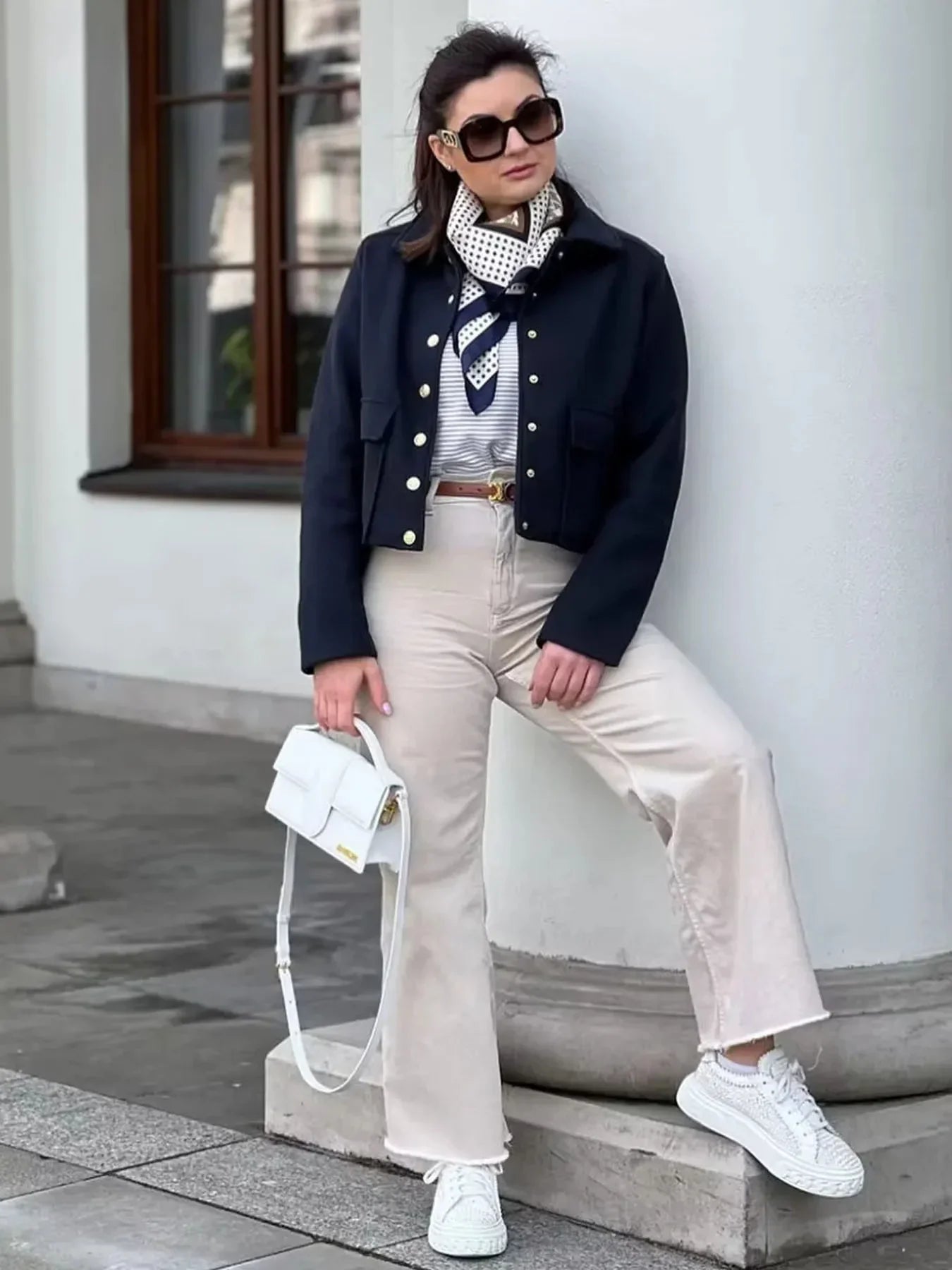 Chaqueta cropped Grazia para mujer, elegante y moderna, disponible en Sofia Barcelona