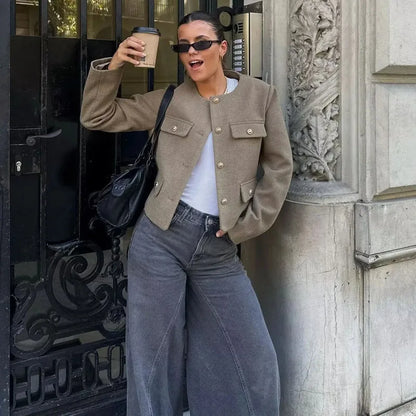 Chaqueta corto Azzurra para mujer, cálida y elegante, disponible en Sofia Barcelona