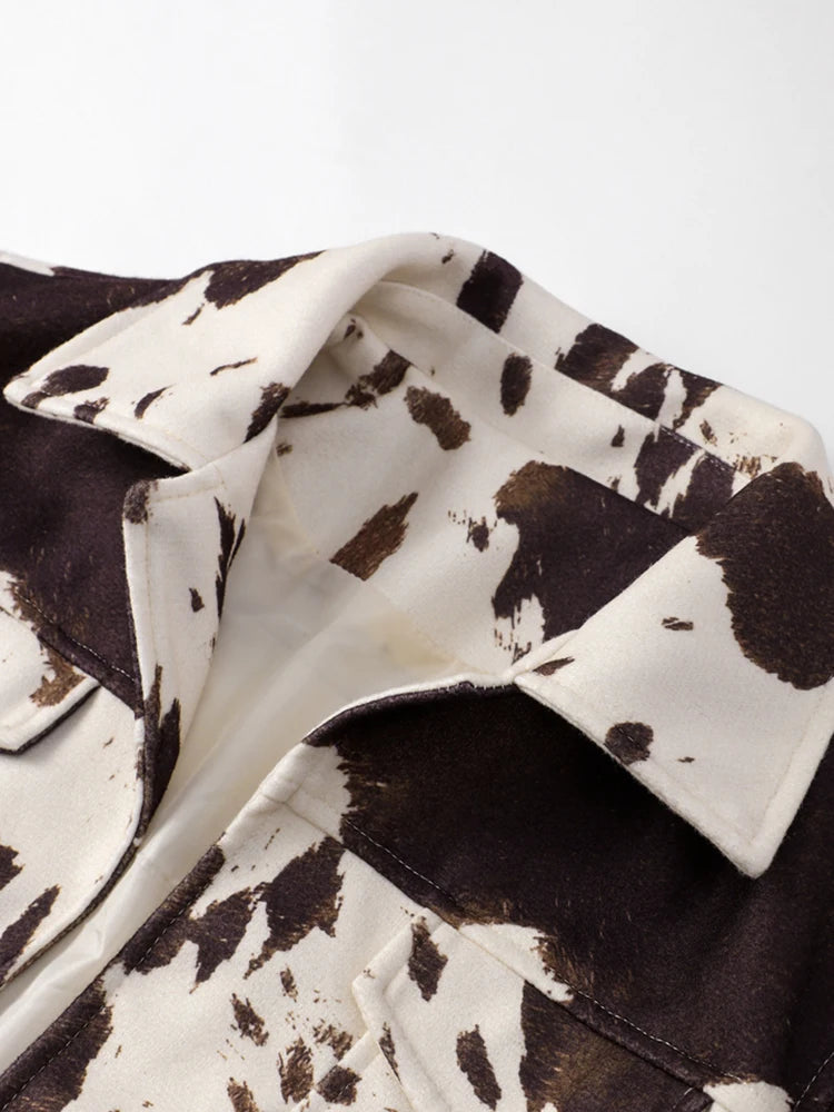 Chaqueta Chic con Estampado Contrastante para mujer, ideal para looks de otoño, disponible en Sofia Barcelona