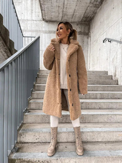 Abrigo largo Arvia para mujer con material teddy, ideal para invierno, disponible en Sofia Barcelona