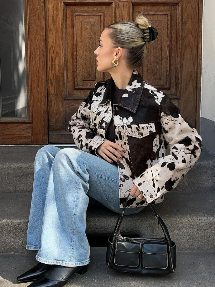 Chaqueta Chic con Estampado Contrastante para mujer, ideal para looks de otoño, disponible en Sofia Barcelona