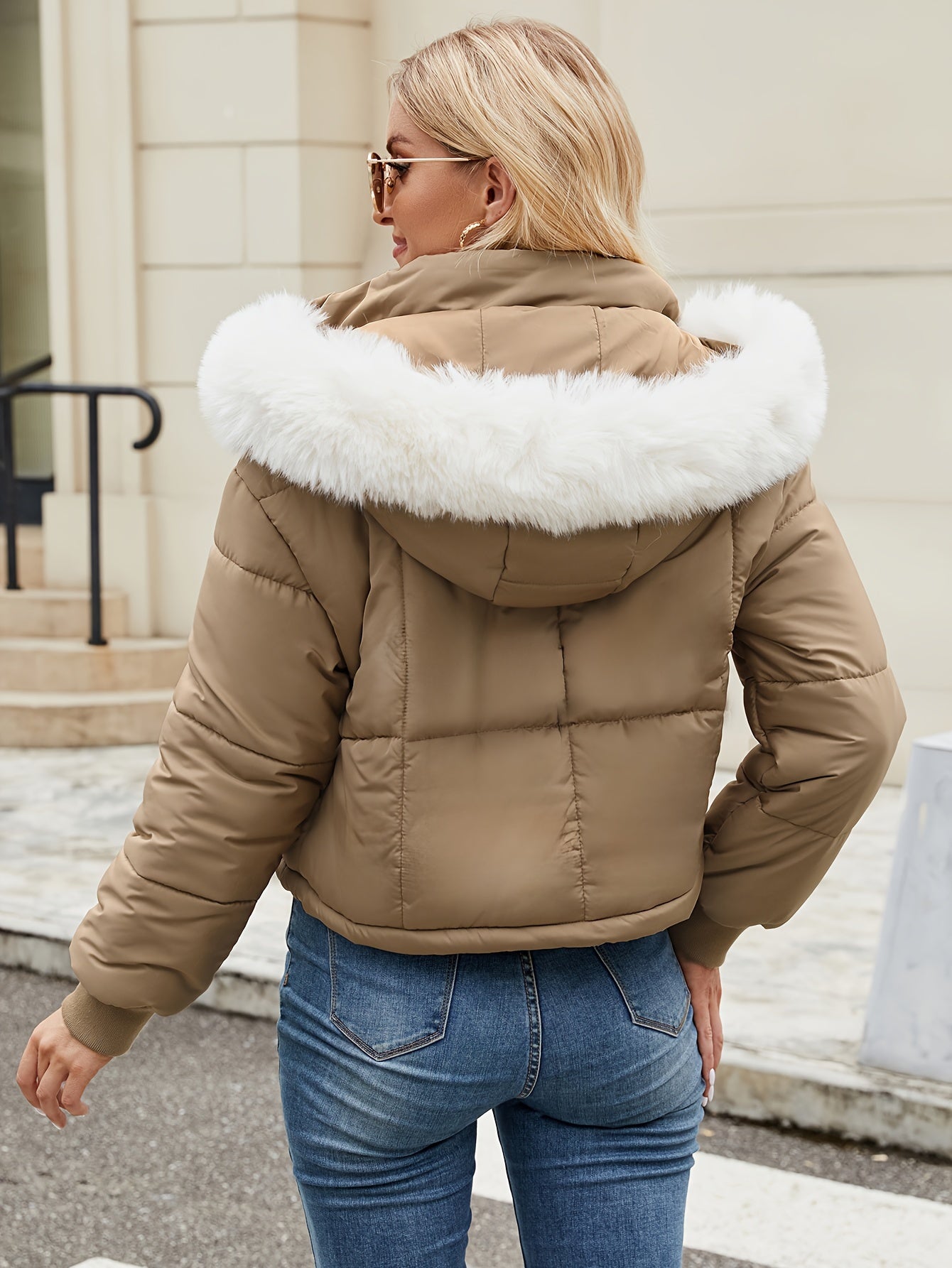 Chaqueta corto Isla Luxe mujer con capucha de piel, acolchado y diseño elegante para invierno