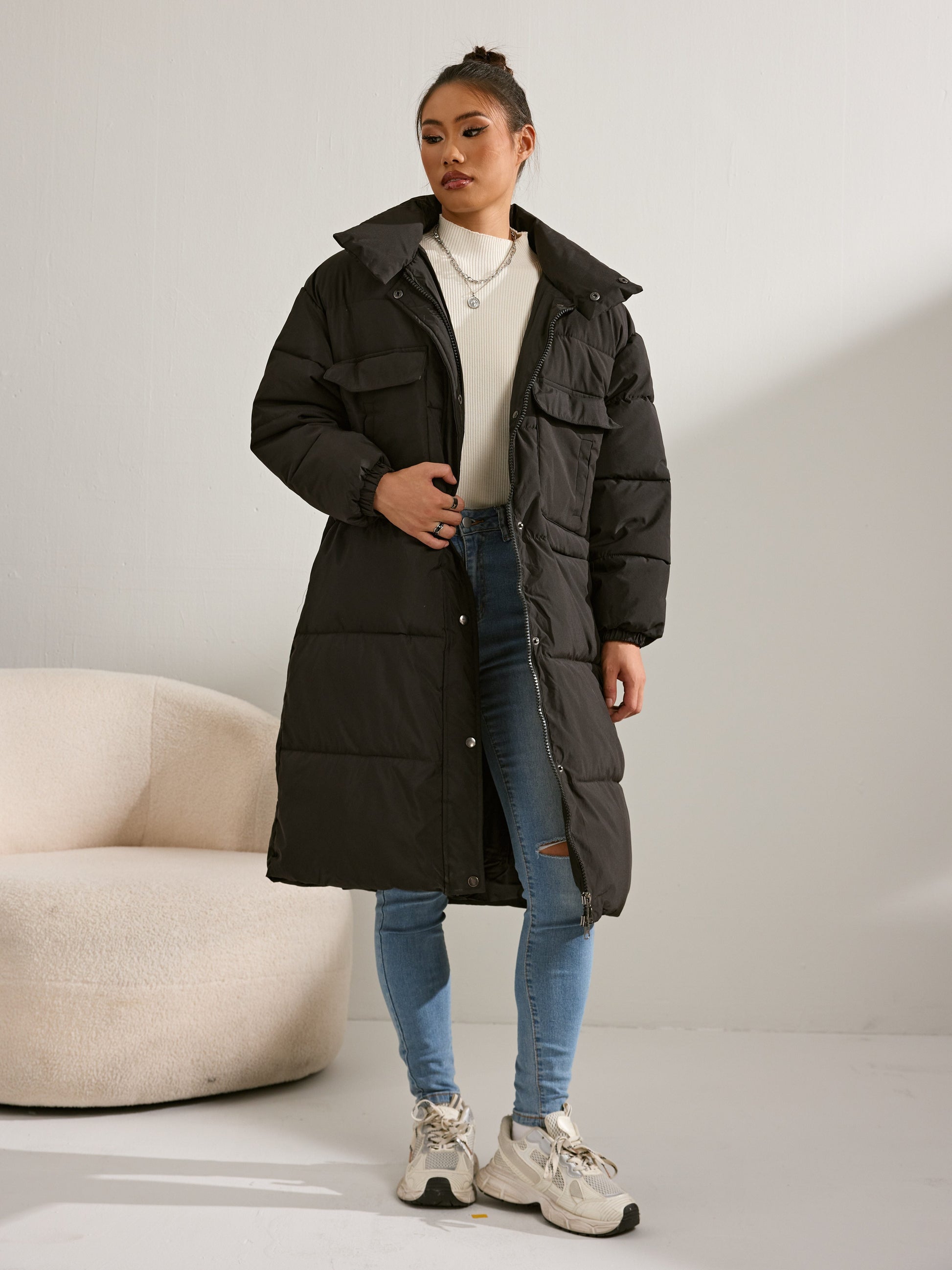Abrigo largo Elena Luxe para mujer en color negro, con relleno suave y corte elegante