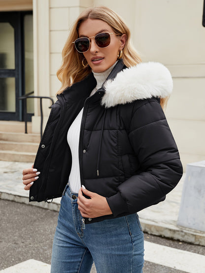 Chaqueta corto Isla Luxe mujer con capucha de piel, acolchado y diseño elegante para invierno