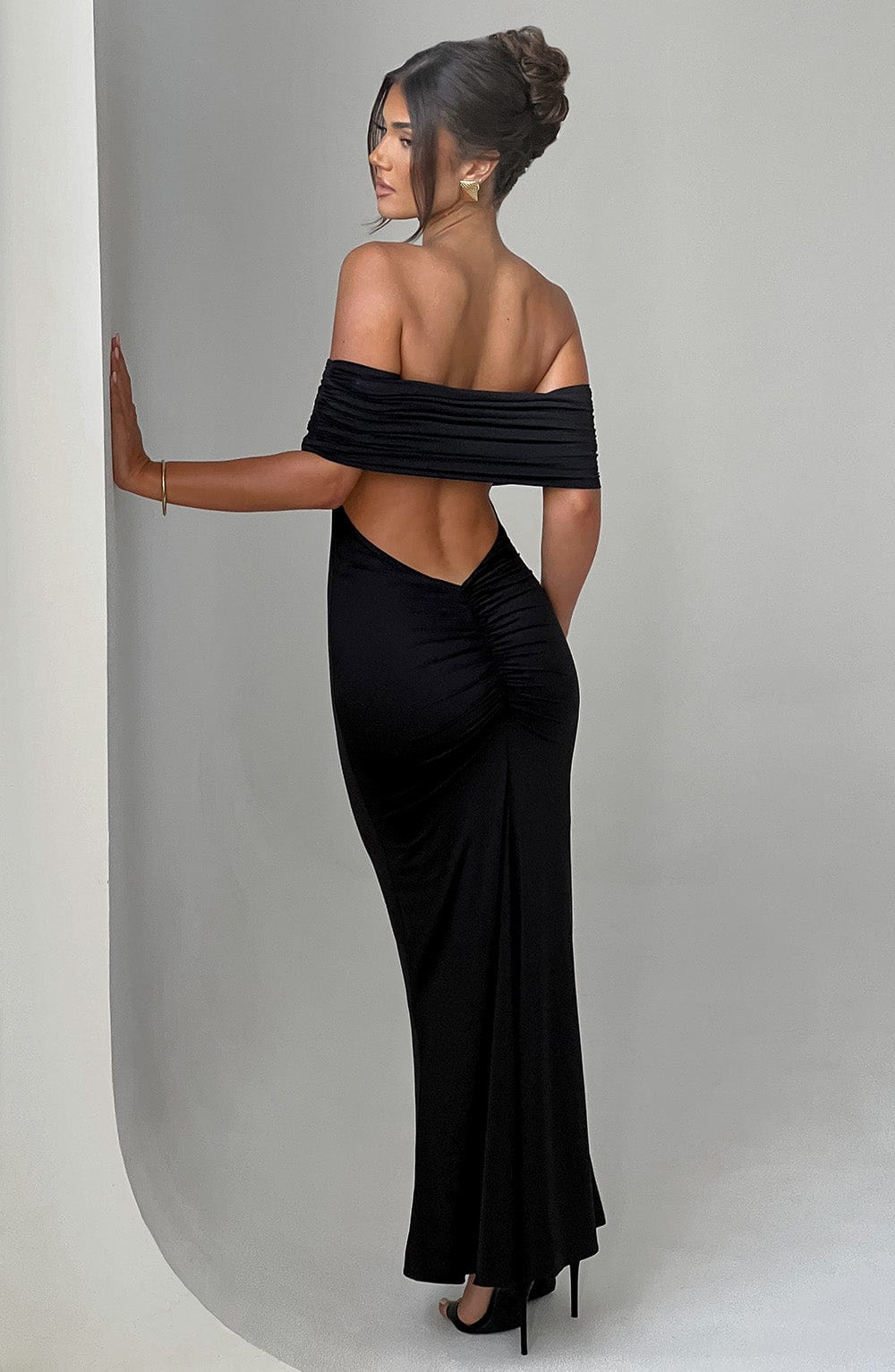 Violet rugloze maxikleed voor dames, elegant en stijlvol, perfect voor speciale gelegenheden