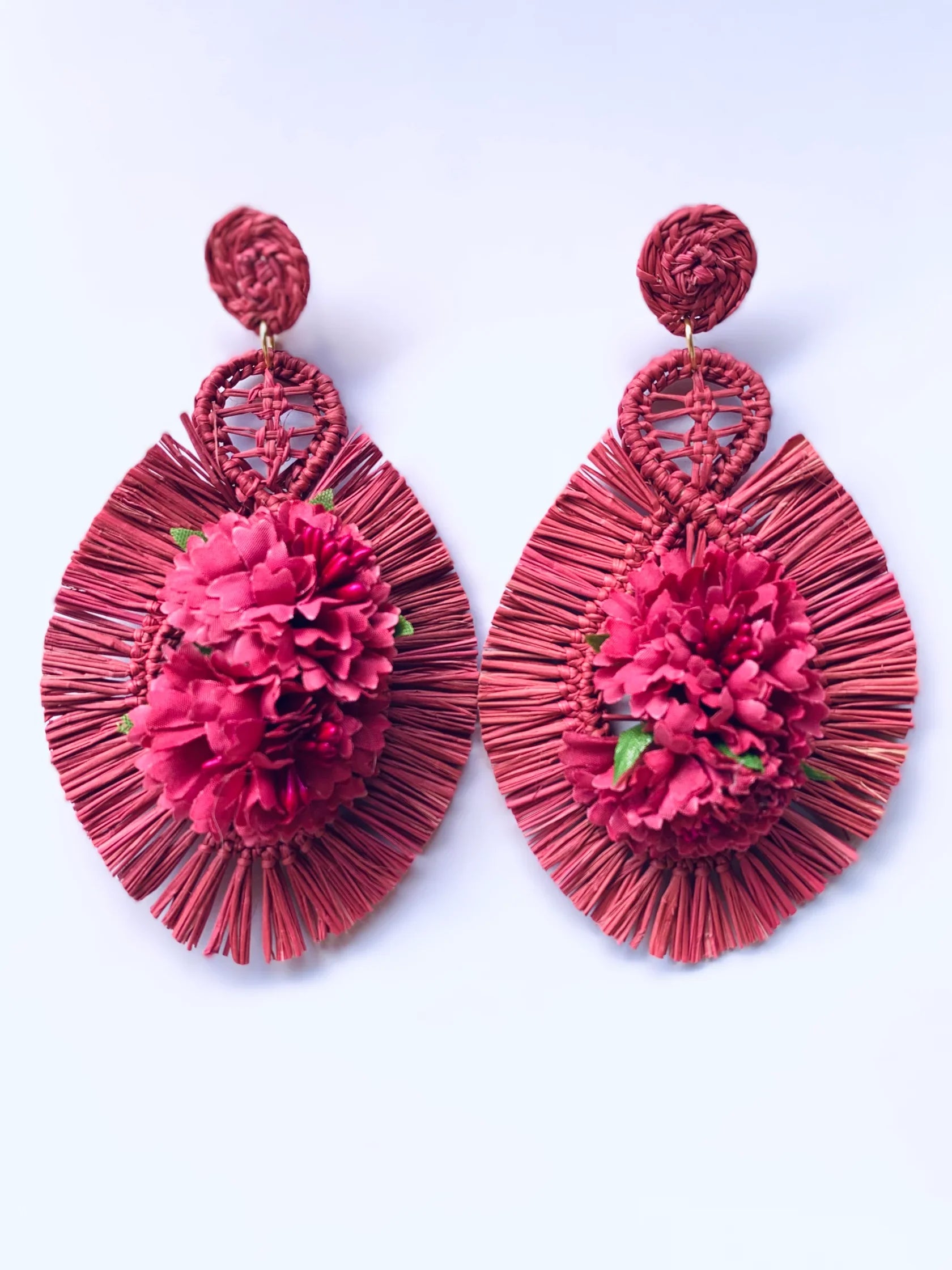 Pendientes Zahara™ grandes y artesanales de fibra natural de palma con flores en tono cardenal