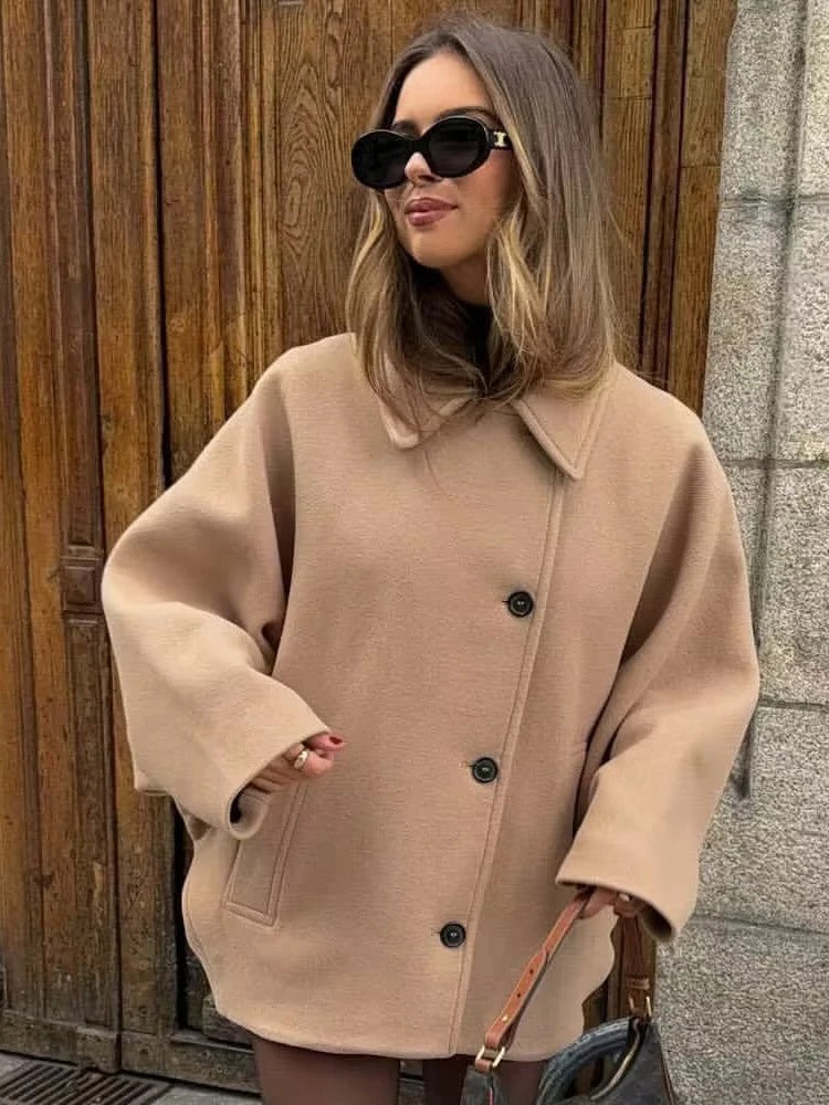 Abrigo de lana Lucia para mujer con diseño elegante y corte clásico