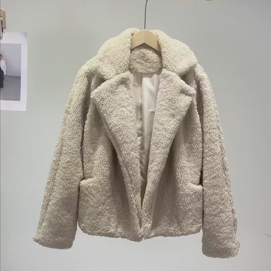 Abrigo oversized Elle para mujer en pluche suave, ideal para invierno con estilo y calidez